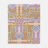 パッモダンチワークデイジー花on Periwinkle フリースブランケット (正面)