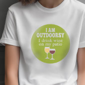 パティオでワインを飲む - 面白いワインの名言 Tシャツ