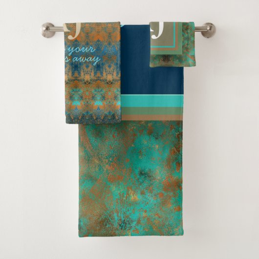 パティナ – ブルーティール(緑がかった色)ラスティーカスタム文字&モノグラム バスタオルセット (インサイチュ)