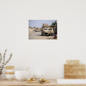 パトロール中のハムヴの行動セキュリティ ポスター (キッチン)