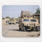 パトロール中のハムヴの行動セキュリティ マウスパッド (正面)