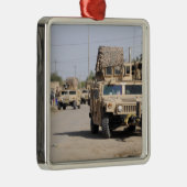 パトロール中のハムヴの行動セキュリティ メタルオーナメント (右)