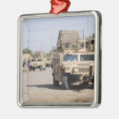 パトロール中のハムヴの行動セキュリティ メタルオーナメント (左)