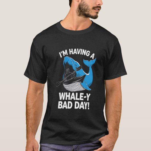 パドリング大失敗!面白いクジラの攻撃デザイン Tシャツ (正面)
