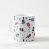 パドルとディンクストライプののピクルボールマグ! コーヒーマグカップ (正面左)