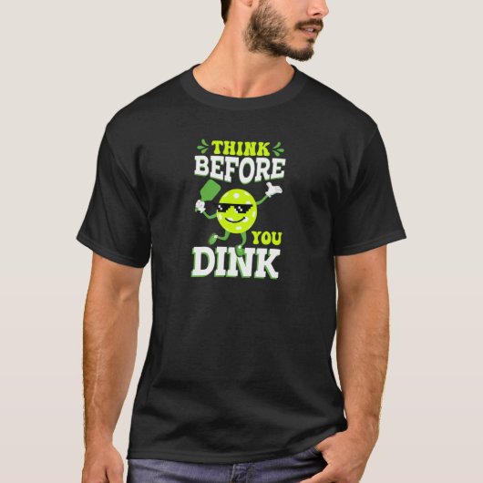 パドルとB考えを飲む前のカッコいいピックボール Tシャツ (正面)