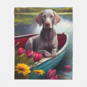 パドルにワイマラーナー：風光明媚な冒険 フリースブランケット (正面)