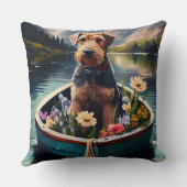 パドルに乗ったアイレデール犬：風光明媚な冒険 クッション (裏面)