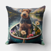 パドルに乗ったアイレデール犬：風光明媚な冒険 クッション (正面)