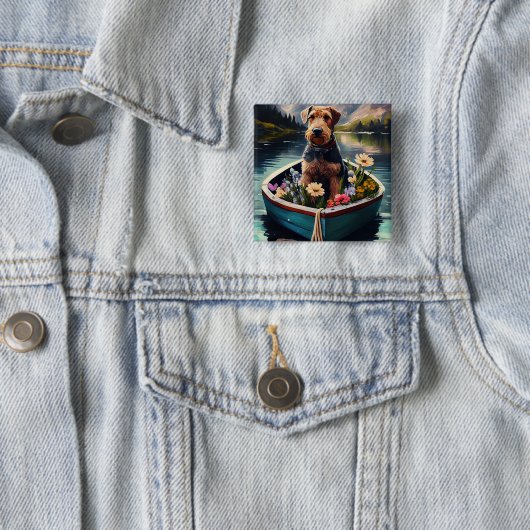 パドルに乗ったアイレデール犬:風光明媚な冒険 缶バッジ (インサイチュ)