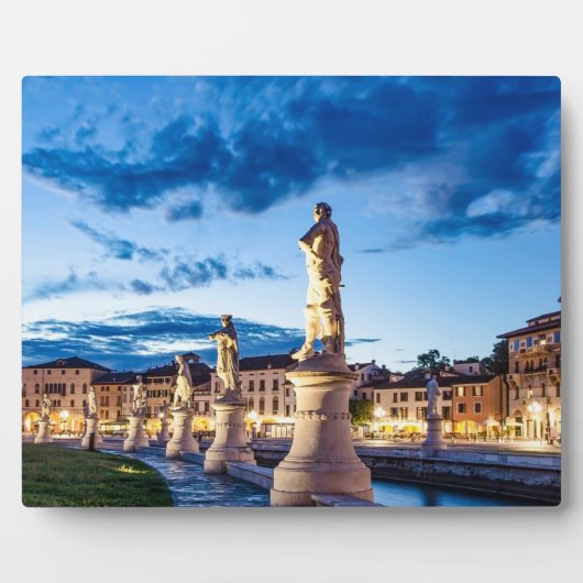 パドヴァのライトアップされた像の列 フォトプラーク (正面)