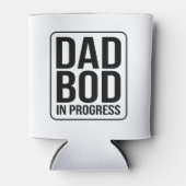 パパおもしろいボディ進行中 – ファーザーズデーのユーモア 缶クーラー (正面)