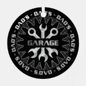 パパがこのガレージクリスマスを愛する メタルオーナメント (裏面)