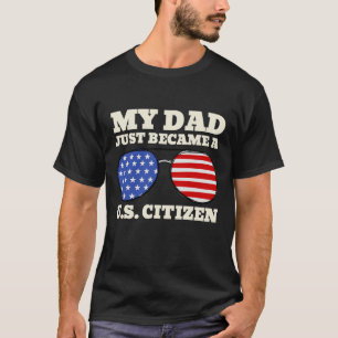 パパがアメリカ市民になりました アメリカ人であることを誇りに思う Tシャツ