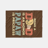 パパであることは名誉であり、紙は高価である フリースブランケット (正面(横))