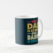 パパであることは名誉であるパパは貴重である コーヒーマグカップ (正面右)