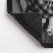 パパで愛犬を嗅ぎ回る白黒の写真 マウスパッド (コーナー)