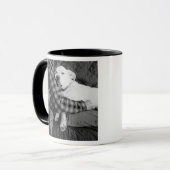 パパで愛犬を嗅ぎ回る白黒の写真 マグカップ (正面左)