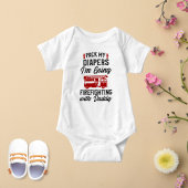 パパとファイアファイティングに行くおむつを詰める ベビーボディスーツ