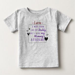 「パパに似てるけどママの態度があるの」 ベビーTシャツ