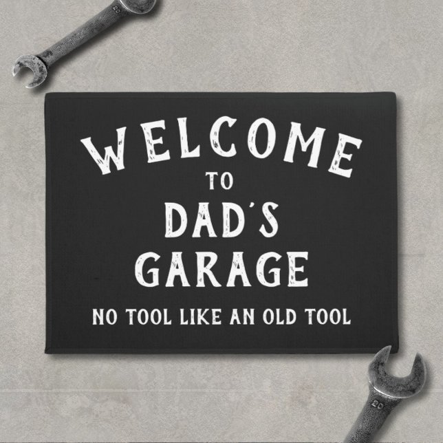 パパのガレージおもしろいブラック形式へようこそ ドアマット (Welcome to Dad's Garage Doormat. No tool like an old tool! Fun gift for dads)