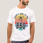 パパのキング・オブ・ザ・バーベキューおもしろいグリリング・ギフト Tシャツ<br><div class="desc">この「Daddy's King Of The Bbq」デザインでおもしろい「Grilling- bbq」ワードローブにおもしろいを追加する与えか、完璧なギフトとしてする！以下のサイズと色を選択し買て、今すぐ注文を配置。</div>