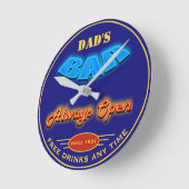 パパのバーレッドブルーネオン任意の日付任意の名前 – ラウンド壁時計 (傾斜)