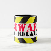 パパのリラックスシボロン労働者に注意 ツートーンマグカップ (中央)