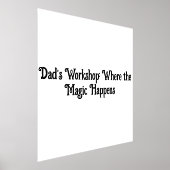 パパのワークショップ：魔法が起こる場所 – フレーム 箔ポスター (レイダウン)