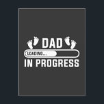 パパの初回進行中のおもしろいパパ ポストカード<br><div class="desc">祝初の父親に最適なこのティーとおもしろいパパになる旅。このシよくはしゃぐャツは「パパ・イン・プログレス」というフレーズを使用し、新しいパパに最適で、父の日、赤ん坊シャワー素晴らし、または大事な行事に贈り物をする。彼がこの心温まるティーで父親の生活に乗り出す時のサポートとユーモアユニークのセンスを示しなさい。衣服それを誇らしく、誰もが新しい父親が進行中であることを知らせる</div>