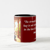 パパの抱擁 – 心温まる父と子マグカップ ツートーンマグカップ (中央)