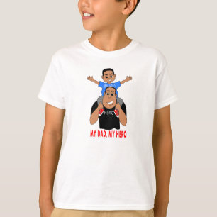 パパの肩の漫画の父そして息子の男の子 Tシャツ
