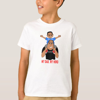 パパの肩の漫画の父そして息子の男の子 Tシャツ
