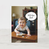 パパの誕生日とTVセットからベビーがクロールされる カード (正面)