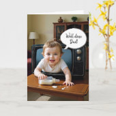 パパの誕生日とTVセットからベビーがクロールされる カード (黄色い花)