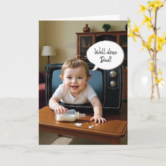 パパの誕生日とTVセットからベビーがクロールされる カード (黄色い花)