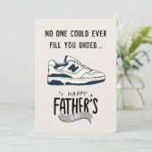 パパの蹴ジョークと新鮮さ:完璧な父の日 招待状 (スタンド正面)