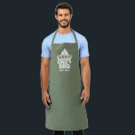 パパのBBQグリルロゴ迷彩柄緑 エプロン<br><div class="desc">パパのBBQロゴスタイル、迷彩柄グリーンエプロン。白タイポグラフィデザインで火炎グリルとテンプレート文字ライン定日。</div>