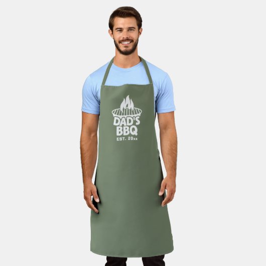 パパのBBQグリルロゴ迷彩柄緑 エプロン (着用した状態)