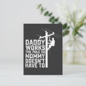 パパはポールを働くので、ママは～する必要はない インビテーションポストカード (スタンド正面)