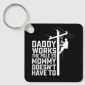 パパはポールを働くので、ママは~する必要はない キーホルダー (正面)
