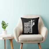 パパはポールを働くので、ママは~する必要はない クッション (椅子)