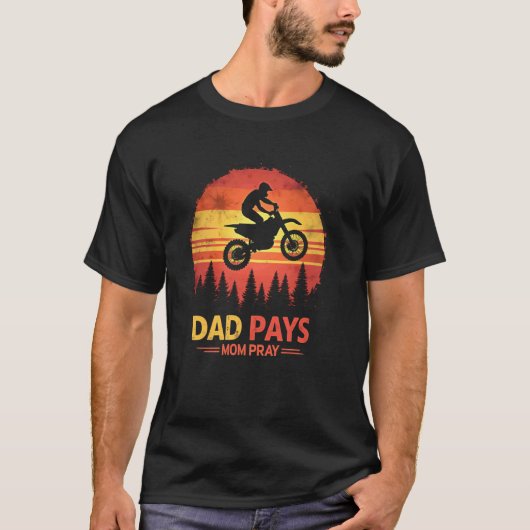 パパは働きママは祈る Tシャツ (正面)