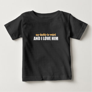 パパは変わってるけど大好き 面白いパパへのプレゼント ベビーTシャツ