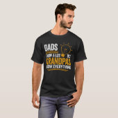 パパは多くのことを知っている、祖父はすべてを知っている Tシャツ (正面フル)