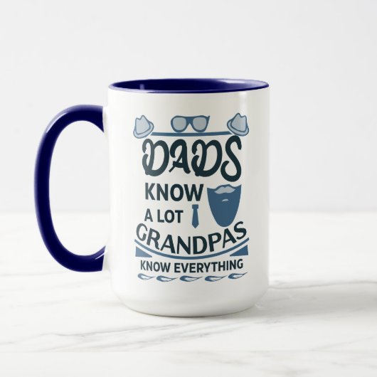 パパは多くを知り、おじいさんは何でも知る マグカップ (左)