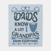 パパは多くを知り、孫は何でも知る フリースブランケット (正面)