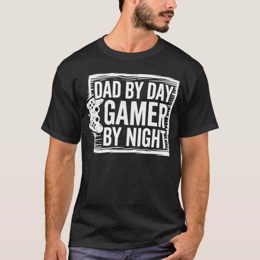 パパは日中は仕事、夜はゲーム　Ｔシャツ - 面白いゲーム Tシャツ (正面)