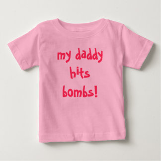 パパは爆弾を叩く！ ベビーTシャツ