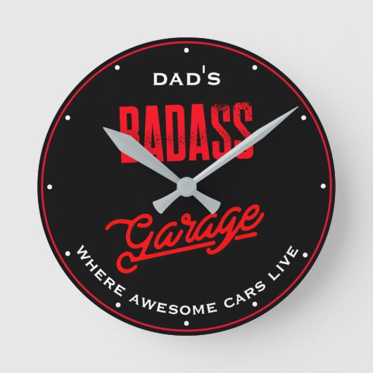 パパまたは任意の名前が悪いガレージ赤が黒 ラウンド壁時計 (正面)